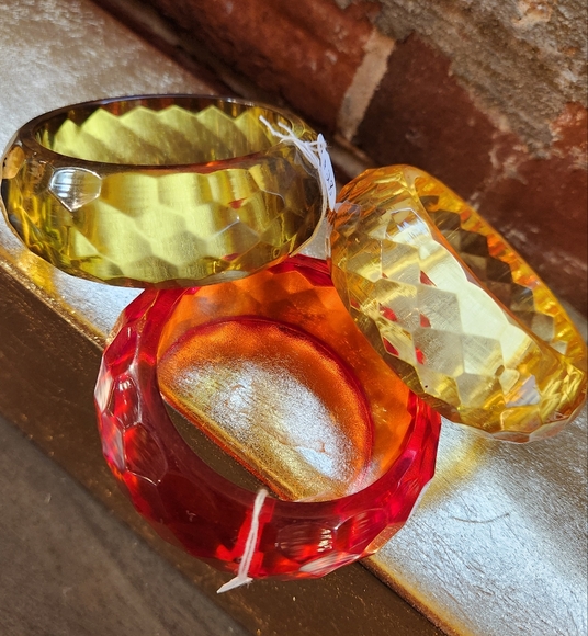 Rich Olive Green Faceted Acrylic Bracelet - Picture 3 of 16